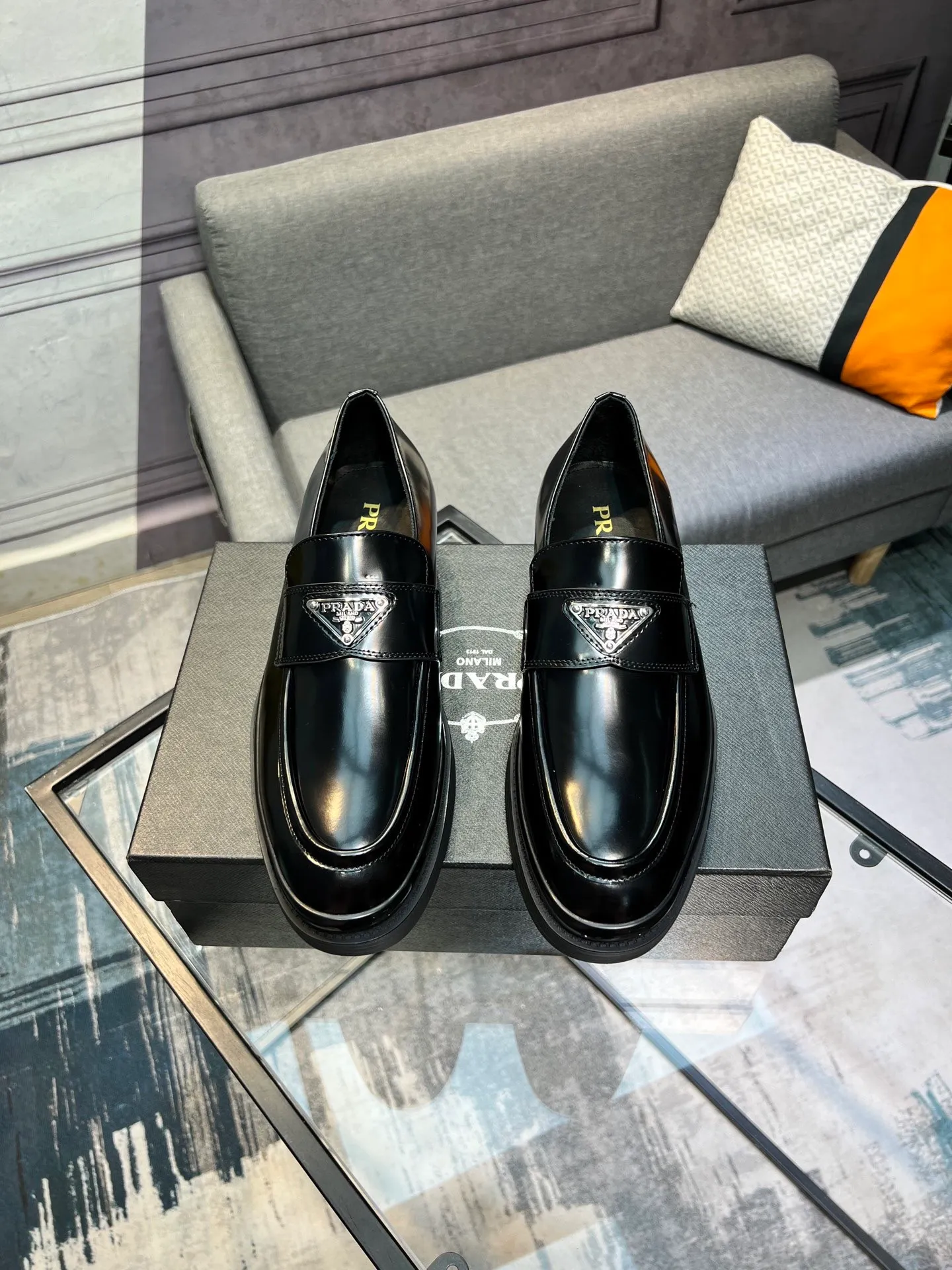 Men's clothing and shoes 💰860 Prada/Prada's new glossy leather loafers are made of open-edge beaded uppers imported from Italy, slip-on loafers style, large piece splicing design, durable and non-deforming, heavy-duty construction, exquisite mark stitching, same material ribbon decoration, blending classic and modern styles, lining with dyed calfskin, standard PRADA logo cowhide feet, original ultra-light matte texture and embossed leather outsole, light and not tired, excellent shock absorption effect, full foot comfort! Size: 39-44 (customized at 38.45)